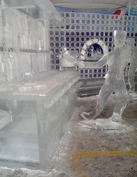 Ice-Kitchen-Chef-Flipping-Eggs